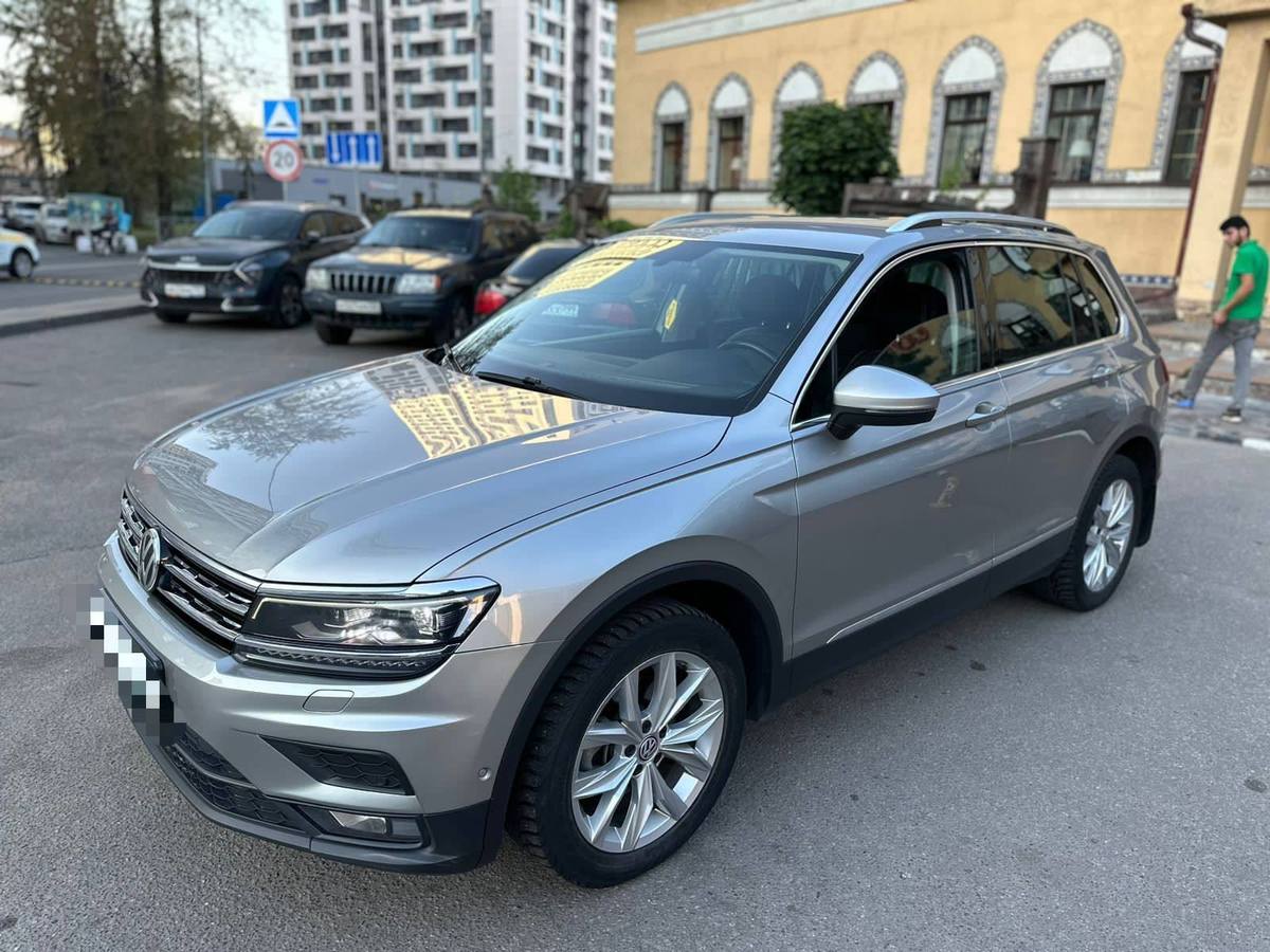 Diesel 2018. Volkswagen Tiguan Exclusive. Tiguan 2 Exclusive. Фольксваген Тигуан 2020 серебристый. Tiguan Exclusive 2019.